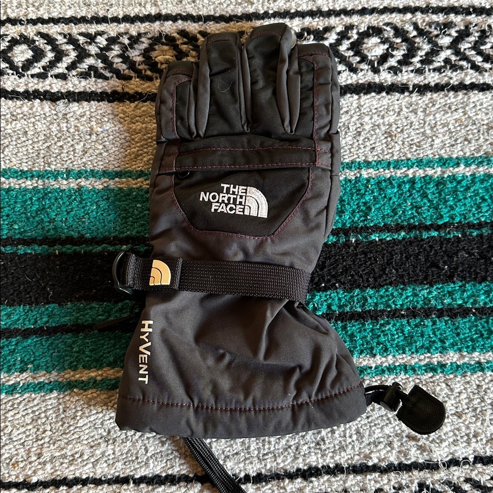 The North Face Girls Hyvent Snow Ski Gloves in Black & Gray - Picture 7 of 12
